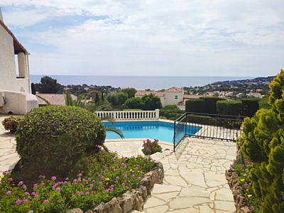 Roquebrune sur Argens, Les Issambres 83520, rez de jardin de villa, piscine, 4 couchages, vue mer panoramique, au calme, plage du grand Boucharel, internet, climatisation