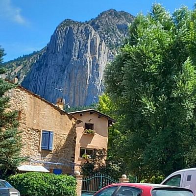 Location vacances Maison de village, la Garde 04120, proche Gorges du verdon, Castellane, Alpes de Haute Provence