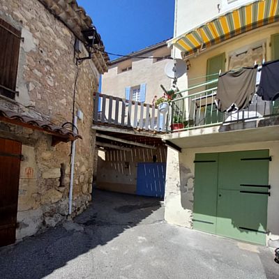 Location vacances Maison de village, la Garde 04120, proche Gorges du verdon, Castellane, Alpes de Haute Provence 