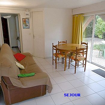  Fréjus, Saint Aygulf, 83370, rez de jardin de villa, proche plages, centre ville de Saint Aygulf, 2 chambres, grand jardin, wifi internet, 4 couchages, particuliers 