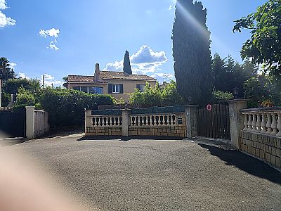 Location dans le Var, Frejus Saint-Aygulf, les Issambres, 1 chambre, 3 couchages, jardin, parking privatif, proche des plages, centre ville, wifi internet